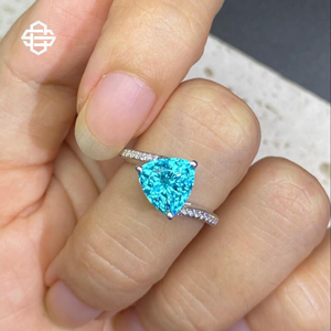 Anillo de compromiso de oro blanco de 18 quilates con diamante azul talla trillón y diseño floral para fiesta - Product Image 3