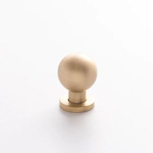 Bouton de meuble encastré moderne en laiton doré brossé, avec détails circulaires concentriques et bord surélevé, durable et antirouille, pour une qualité supérieure - Product Image 3