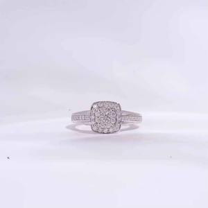 Bague en Moissanite Diamantée Or Blanc Qualité Export avec Halo Radiant, Idéale pour Fêtes, Anniversaires et Cadeaux – Disponible à la Vente - Product Image 2