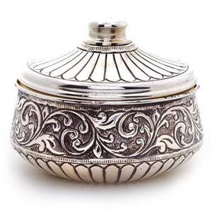 Élégante boîte à sindoor artisanale en laiton et cuivre, fabriquée en Inde - Product Image 4