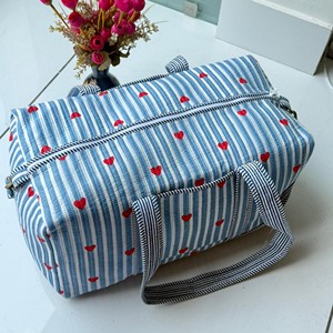 Sac de voyage en coton rayé avec fermeture éclair à cœurs rouges, grande capacité, sac de week-end - Product Image 1