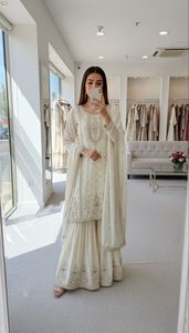 ชุดเสื้อผ้าไหมชีนอนเนื้อหนาเย็บสำเร็จพร้อมกางเกงพลลาโซและผ้าคลุมไหล่ ประดับกระจกเพชรและงานฝีมือประณีต พร้อมแขนเสื้อแบบแฟนซี สำหรับงานแต่งงาน - Product Image 2