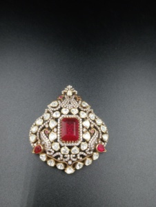 Pendentif vintage plaqué or avec rubis et accents de diamants, bijoux en alliage, cadeau unisexe, charme, pendentif paon plaqué or, style ethnique - Product Image 5