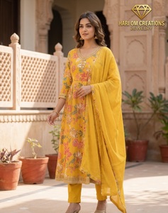 Hari Om Creations Ensemble Kurta pour femme en coton et mousseline, brodé de fleurs rouges, style bohème, coupe classique, pour l'été, avec dupatta et col rond, longueur complète - Product Image 3