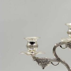 Candelabro Antiguo Plateado de 3 Brazos con Tallado de Vid, Elegante Portavelas de Metal como Centro de Mesa para Decoración de Bodas - Product Image 4