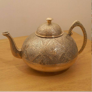 Théière en laiton de style moyen-oriental avec pieds trépieds et gravure élégante. Disponible aux prix de gros. - Product Image 4