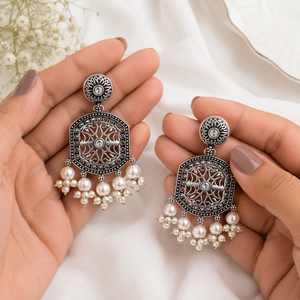 Fournisseur de Confiance Boucles d'Oreilles Pendantes Fleur Ethnique en Argent Oxydé avec Moissanite en Laiton Sertie Clos – Cadeau Bijoux Femme - Product Image 4