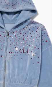 Ensemble de survêtement deux pièces en velours premium avec strass, comprenant un sweat à capuche court et un pantalon large à impression DTG, fabrication sous marque privée - Product Image 5