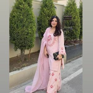 Kurti en crêpe naturel pur brodé pour femme avec palazzo Farshi et dupatta brodée en faux georgette |   Ensemble ethnique pour occasions spéciales - Product Image 5