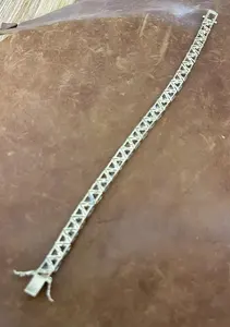 Bracelet tennis Tishya en moissanite taille trillon, plaqué or jaune 925 sur argent sterling, style vintage, bijoux pour homme - Product Image 2