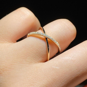 Bague en or massif avec pavé de diamants blancs taille ronde, cadeau d'anniversaire élégant pour femme, bague de mariage - Product Image 1