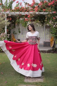 Lehenga Choli de seda romana para mujer, falda con rayas y trabajo de espejo, vestido tradicional para la fiesta de Navratri - Product Image 1