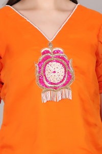 Ensemble traditionnel royal 2 pièces en cordon de couleur orange avec perles à sequins et broderie filée Dana – Tenue élégante - Product Image 4