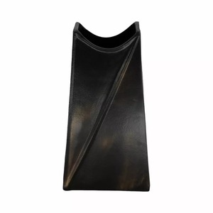 Vase de table minimaliste en métal Arc Bloom, finition noire mate, fait main, hauteur 23,5 cm - Product Image 1