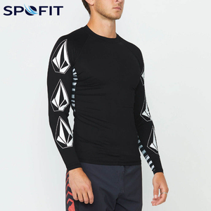 Camiseta de Manga Larga para Hombre, Color Gris, con Paneles Negros y Logotipo Personalizado en la Parte Delantera, de Secado Rápido, Spandex y Poliéster - Product Image 3