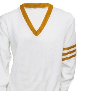 Pull en tricot blanc pour homme à col en V avec bordure jaune et trois rayures sur les manches, idéal pour l'automne - Product Image 2