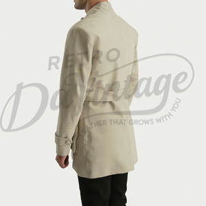 เสื้อแจ็คเก็ตซาฟารีหนังกลับสีเบจสำหรับผู้ชาย ทำจากหนังแกะแท้ มีกระเป๋าหลายช่อง พร้อมเข็มขัดและกระดุมคอสูง - Product Image 2