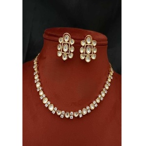 Magnifique ensemble collier et boucles d'oreilles en laiton plaqué or avec moissanite pour mariages, fêtes et occasions spéciales - Bijoux tendance pour femmes - Product Image 2