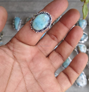 Vente en gros de bijoux en pierres précieuses de Larimar naturel Barahona dominicain bagues réglables bijoux de mode cristaux bleus en vrac pour cadeau - Product Image 1