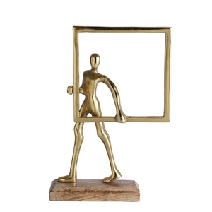 Sculpture décorative moderne abstraite en métal, figurine humaine tenant un cadre carré ouvert, pour la décoration de table ou de salon - Product Image 6