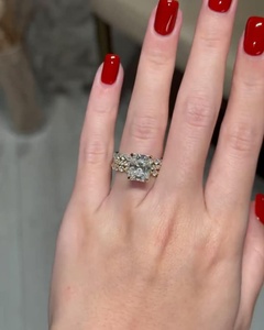 Bague de fiançailles pour femme avec diamant de laboratoire taille radiant 5 carats |   Bague de promesse de mariage et de fiançailles en or 18 carats de luxe certifiée - Product Image 4
