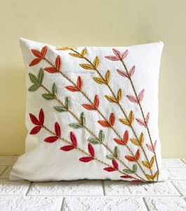 Housse de coussin carrée moderne Ritika Luhadia, design floral brodé coloré - Product Image 1