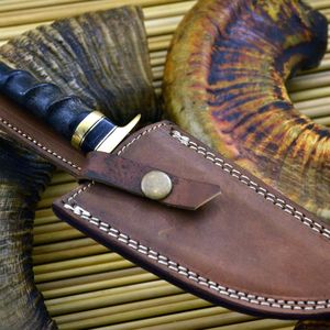 Cuchillo de caza hecho a mano con hoja fija de acero de Damasco, mango de madera y punta caída. - Product Image 2