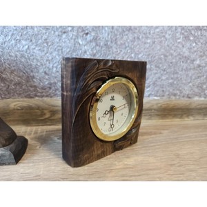 Horloge de bureau en bois rectangulaire au design rustique, mouvement à quartz, affichage à aiguilles, fonctionne à piles, silencieuse, sans tic-tac, décorative - Product Image 1