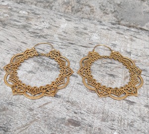 Boucles d'oreilles créoles en laiton plaqué or, motif floral mandala, forme circulaire, bijoux artisanaux en métal - Product Image 6