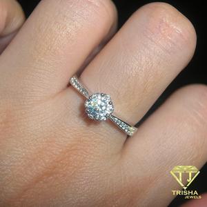 Bague de fiançailles romantique en argent sterling 925 avec diamant de laboratoire taille ronde et motif floral, pierre centrale étincelante, bijoux de mariée de luxe - Product Image 2