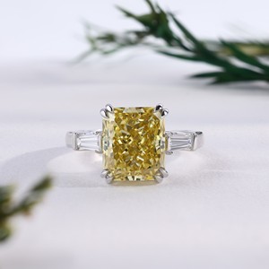 Anillo de Compromiso de Diamante Amarillo Canario de Corte Radiante de Lujo, Clásico con Piedras Laterales Cónicas, Anillo de Boda de Tres Piedras, Joyería Fina para Regalo - Product Image 1