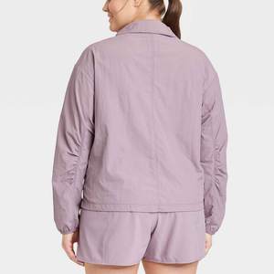 Ensemble survêtement coupe-vent OEM personnalisé pour femme : pull léger en nylon, short et veste - Product Image 4