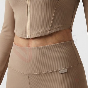 Ensemble 2 pièces pour femme : haut court beige à manches longues, col montant et fermeture éclair, et leggings taille haute pour le yoga - Product Image 5