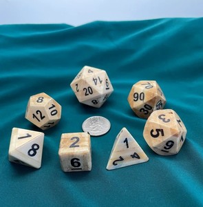 Jeu de dés en os poli fait main, forme personnalisée, pièces de jeu en os naturel ivoire avec motifs religieux d'anges, nouveaux designs - Product Image 1