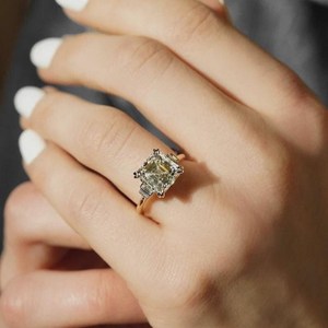 Anillo de 5 Piedras con Diamante de Corte Asscher de 2.02CT Cultivado en Laboratorio, con Oro Sólido de 14K, Regalo Romántico Sorpresa para Parejas - Product Image 2