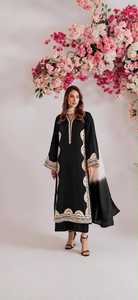 Robe de soirée longue noire brodée pour femme, avec haut en tissu slub biscuit à motifs complexes et pantalon, et dupatta imprimé en organza tabby - Product Image 1