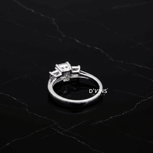 Anillo de compromiso de diamantes de 3 piedras con corte esmeralda para mujer D'VINS, estilo clásico, certificado por IGI - Product Image 2