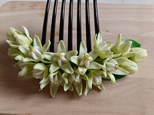 Peigne à cheveux en argile fait main avec fleurs décoratives |   Accessoire de cheveux floral artisanal thaïlandais |   Ornement de fleur en argile réaliste de 12 cm - Product Image 2
