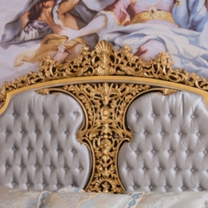 Ensemble de chambre d'hôtel de luxe classique européen antique français en acajou massif sculpté couleur crème, comprenant des tables de chevet avec rangement et un coiffeuse - Product Image 6