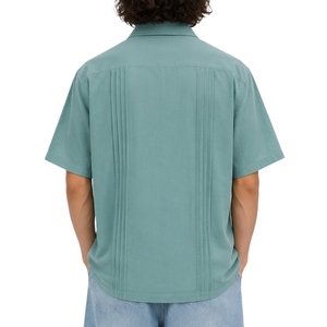 Camisa Casual de Verano para Hombre, Color Verde Mar, Cuello Campana, Pliegues Verticales, Manga Corta, Botones, Personalizable con Logotipo, Fabricante OEM - Product Image 2