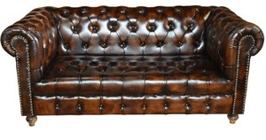 Sofá de Dos Plazas de Cuero Buff al Por Mayor, Modelo Chesterfield Elegante, Tapizado en Cuero Buff Genuino a Precio de Mayoreo - Product Image 6