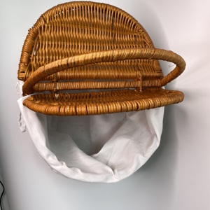 Panier en rotin naturel fait main avec doublure en coton coloré et poignée pratique pour le rangement des vêtements et les pique-niques de camping - Product Image 2