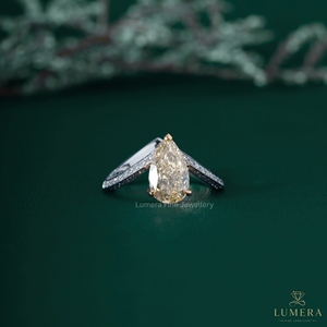 Hermoso Anillo de Compromiso Solitario de Oro Blanco con Diamante Amarillo en Forma de Pera, Banda Curva con Pavé, Doble Forma de V, Anillo Nupcial para Mujer - Product Image 2