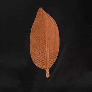 Assiette de nourriture en bois en forme de feuille Plateau de service en bois naturel écologique fait à la main pour collations, apéritifs et décoration de salle à manger à la maison - Product Image 4
