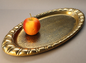 Magnifique plateau de service en laiton, parfait pour les grandes célébrations, offrant une présentation époustouflante pour les aliments et les boissons - Product Image 4