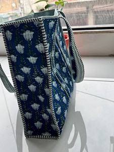 Sac fourre-tout de luxe à imprimé floral, fabriqué en Inde par un fabricant et exportateur indien, en cuir, pour l'hiver, le printemps et l'automne - Product Image 4