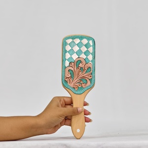 Espejo de mano de madera hecho a mano con incrustaciones de cuero turquesa, diseño a cuadros y floral, estilo vintage. - Product Image 1