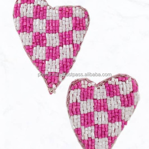 Pendientes de aro de corazón a cuadros rosas hechos a mano, joyería de moda ligera bonita para regalo de fiesta Unisex - Product Image 1