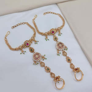 Arnés de mano étnico tradicional para mujer, chapado en oro real, con piedra Pota y perlas, para novias, boda, Haath Phool, joyería corporal de moda. - Product Image 2