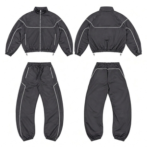 ชุดเซ็ตเสื้อแจ็คเก็ตและกางเกงจ็อกเกอร์แบบ unisex  ผ้าไนลอนสตรีทแวร์  ดีไซน์เส้นขอบแบบ Line Piping น้ำหนักเบา ระบายอากาศได้ดี เป็นมิตรต่อสิ่งแวดล้อม 2 in 1 - Product Image 1